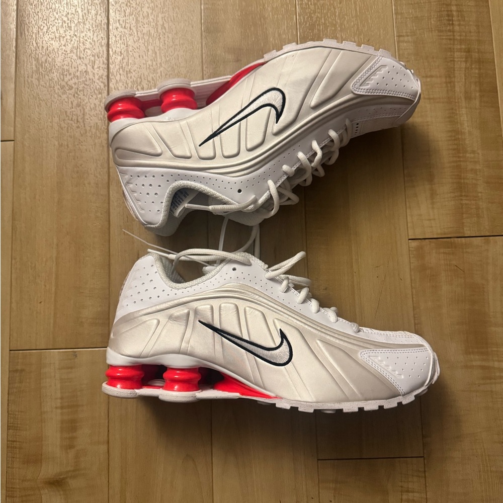NIKE SHOX